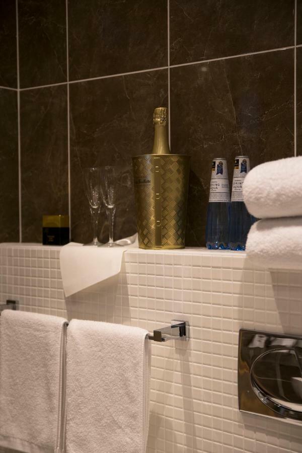 פיטרסארי Hotel Epoque & Apartments מראה חיצוני תמונה